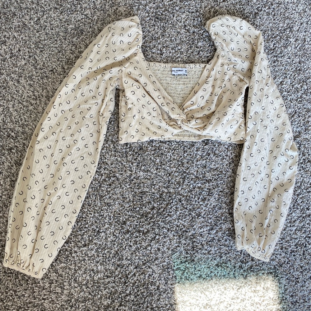 Horse Shoe Design Cream ruched puff sleeve crop top